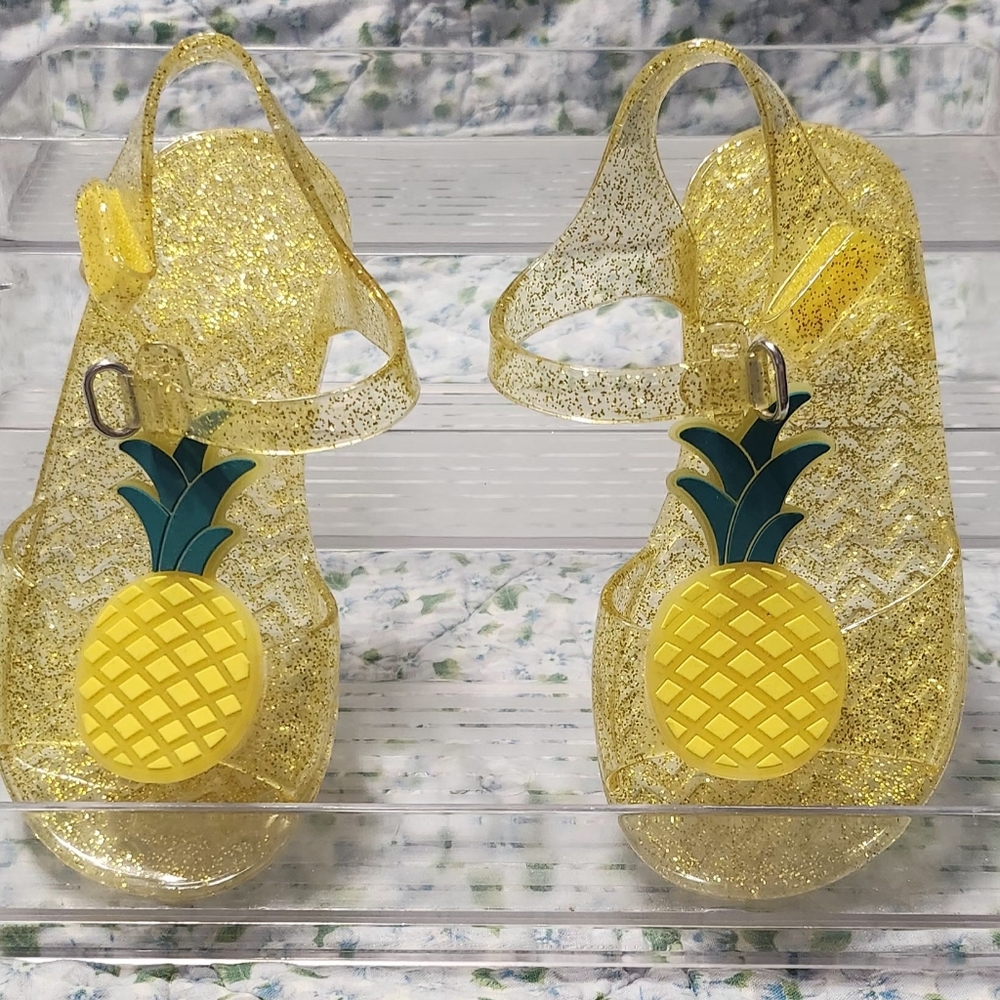 Never been worn toddler old navy pineapple jelly sandals size 8